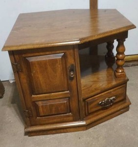 lot 252 image: End Table