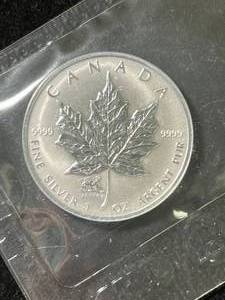 lot 25 image: 2004 CANADIAN MAPLE LEAF 1 TROY OZ .9999 FINE SILVER