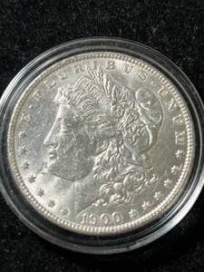 lot 39 image: 1900 US MORGAN SILVER DOLLAR UNC IN AIRTITE