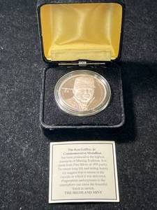lot 109 image: 1 TROY OZ .999 FINE SILVER KEN GRIFFEY JR COMMEM