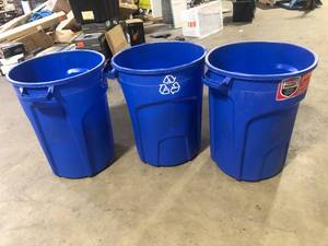 lot 9 image: Lot of Rubbermaid Roughneck 32 Gal. Vented Outdoor Recycling Bin    Customer Returns See Pictures