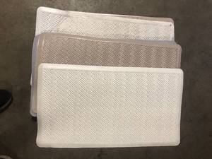lot 29 image: 6 Pieces of StyleWell Tapete Comfortable  20 in. 36 in. Indoor Comfort Mat  Customer Returns See Pictures