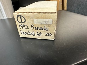 lot 105 image: 1992 Pinnacle Baseball Cards Complete Set
