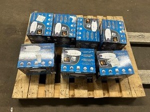 lot 221 image: 7 Sunforce Solar Power Motion Activated Security Lights - 2000 Lumen