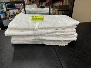 lot 293 image: New 6 Pack of Grandeur Hospitality Hand Towels