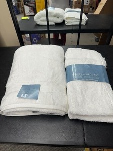 lot 294 image: New Charisma Luxury Bath Towel & Charisma Luxury 4 Pack Set of 2 Hand Towels  2 Wash Clothes