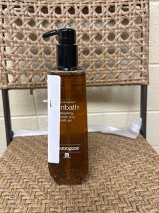 lot 376 image: New Neutrogena Rainbath - XL Bottle