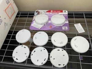 lot 367 image: 7 First Alert Combo Smoke and Carbon Monoxide Detectors - Open Box New - Missing 1 Mounting Plate - 10 Year Sealed Battery