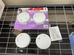 lot 383 image: 4 Open Box New First Alert 2 in 1 Fire And Carbon Monoxide Detectors - 10 year sealed batteries