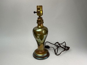 lot 6 image: Leaf and Vine Glass Table Lamp