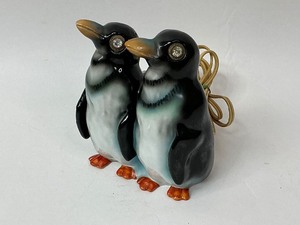 lot 12 image: Vintage Penguin TV Lamp