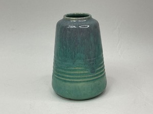 lot 25 image: Roseville Art Pottery Imperial II Vase