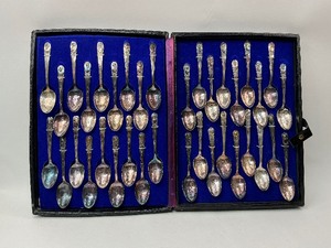 lot 26 image: WM Rogers President Silver Plate Spoon 36 Piece Set in Case