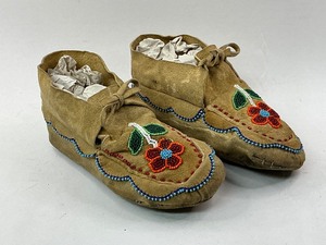 lot 66 image: Handmade Pair of Native American Beaded Moccasins