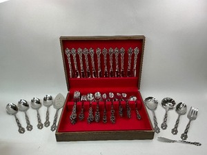 lot 75 image: 94 Piece Oneida Chandelier Stainless Flatware Silverware Set