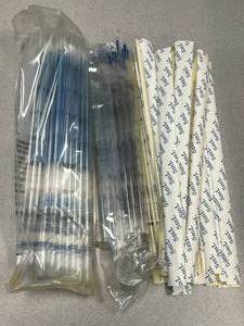 lot 21 image: Box of Mixed Pipets
