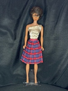 lot 5 image: VINTAGE BRUNETTE BUBLE CUT BARBIE WITH PLAID SKIRT AND BLOUSE