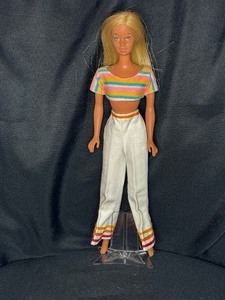lot 6 image: VINTAGE MALIBU BARBIE TWIST AND TURN WITH OUTFIT