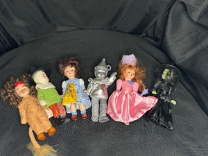 lot 7 image: LOT OF MADAME ALEXANDER HAPPY MEAL DOLLS