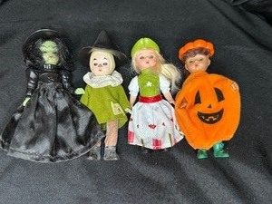 lot 9 image: LOT OF MADAME ALEXANDER HAPPY MEAL DOLLS