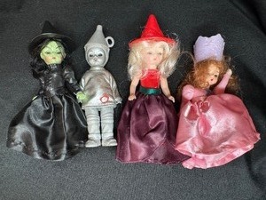 lot 19 image: LOT OF MADAME ALEXANDER HAPPY MEAL DOLLS