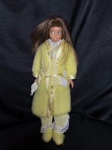 lot 23 image: VINTAGE SKIPPER BARBIE WITH LEMON FLUFF OUTFIT