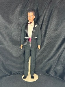 lot 25 image: VINTAGE BRUNETTE KEN DOLL WITH MOLDED HAIR WEARING SUIT