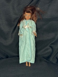 lot 29 image: VINTAGE SKIPPER BARBIE WEARING BLUE NIGHTGOWN