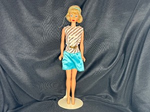lot 31 image: AMERICAN GIRL PINK SKIN WITH OUTFIT AND STAND WITH BENDABLE LEGS