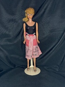 lot 35 image: VINTAGE PONYTAIL BARBIE WEARING BABYSITTING APRON