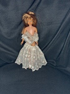 lot 39 image: VINTAGE SKIPPER BARBIE WITH DRESS