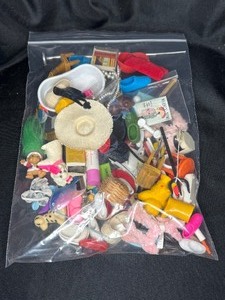 lot 49 image: LOT OF VINTAGE BARBIE DOLL ACCESSORIES
