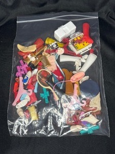 lot 48 image: VINTAGE LOT OF BARBIE DOLL ACCESSORIES