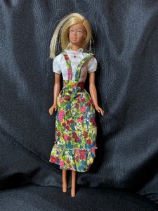 lot 82 image: VINTAGE BENDABLE LEG BARBIE 1966 WITH OUTFIT