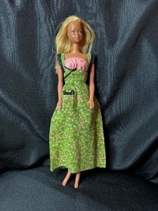 lot 84 image: VINTAGE BENDABLE LEG BARBIE 1966 WITH OUTFIT