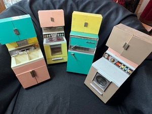 lot 94 image: VINTAGE LOT OF 4 BARBIE DOLL APPLIANCES BY DELUXE