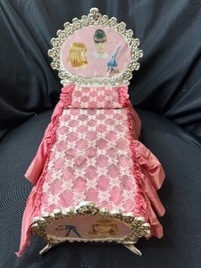 lot 95 image: VINTAGE BARBIE BED WITH BEDSPREAD AND PILLOW CASE