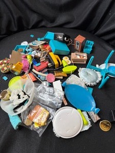 lot 96 image: VINTAGE BARBIE ACCESSORIES FOR PLAYHOUSE
