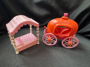 lot 102 image: LOT OF 2 STORYKINS ITEMS - BED AND PUMPKIN CARRIAGE