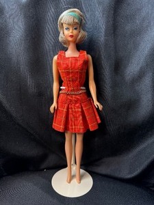 lot 106 image: VINTAGE AMERICAN GIRL PINK SKIN JAPANESE EXCLUSIVE WITH OUTFIT - BENDABLE LEGS