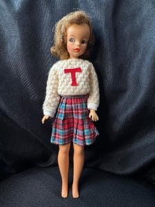 lot 118 image: VINTAGE TAMMY DOLL WEARING LETTER SWEATER 10