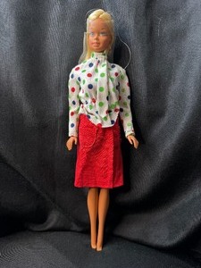 lot 120 image: VINTAGE 1966 TWIST N TURN BENDABLE BARBIE WITH OUTFIT - BLONDE