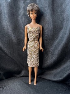 lot 124 image: VINTAGE BRUNETTE BUBBLECUT BARBIE WITH OUTFIT
