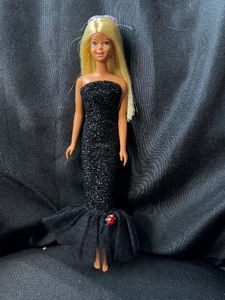lot 133 image: VINTAGE 1966 BLONDE BARBIE WITH BENDABLE LEGS