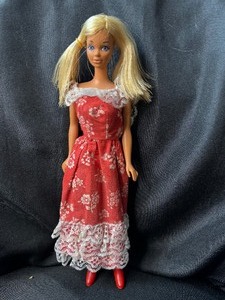 lot 139 image: VINTAGE 1966 TWIST N TURN BARBIE WITH BENDABLE LEGS AND OUTFIT