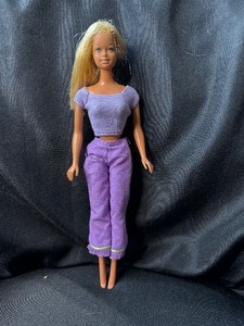 lot 138 image: VINTAGE 1966 BLONDE BARBIE WITH BENDABLE LEGS WITH OUTFIT