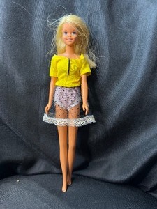 lot 141 image: VINTAGE 1966 BLONDE TWIST N TURN BARBIE WITH BENDABLE LEGS AND OUTFIT