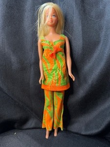 lot 142 image: VINTAGE 1966 TWIST N TURN BARBIE WITH OUTFIT AND BENDABLE LEGS
