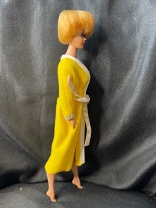 lot 143 image: VINTAGE BLONDE BUBBBLE CUT BARBIE WITH OUTFIT