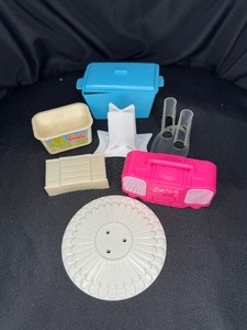 lot 154 image: VINTAGE BARBIE ACCESSORIE ITEMS